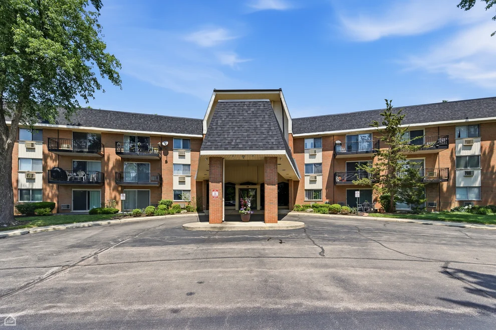 Unit for sale at 1198 Royal Glen Drive, Glen Ellyn, IL 60137
