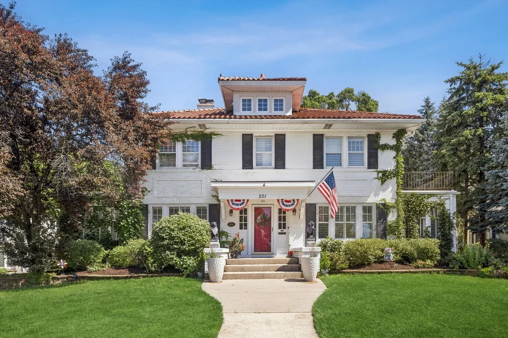 Unit for sale at 201 W Union Avenue, Wheaton, IL 60187