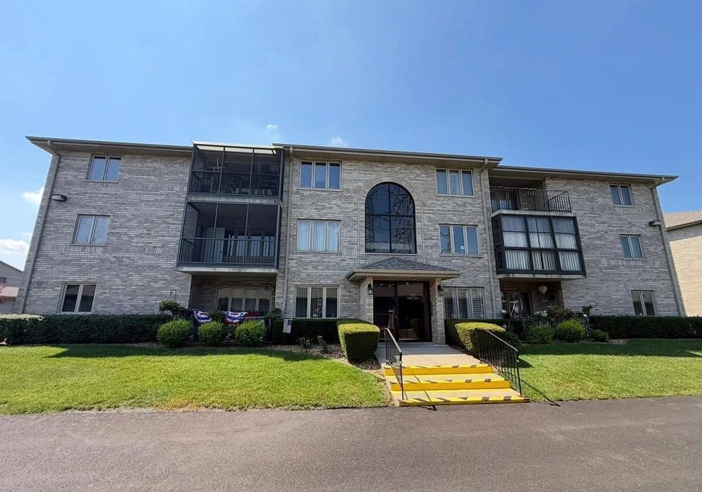 Unit for sale at 5117 139th Place, Crestwood, IL 60418