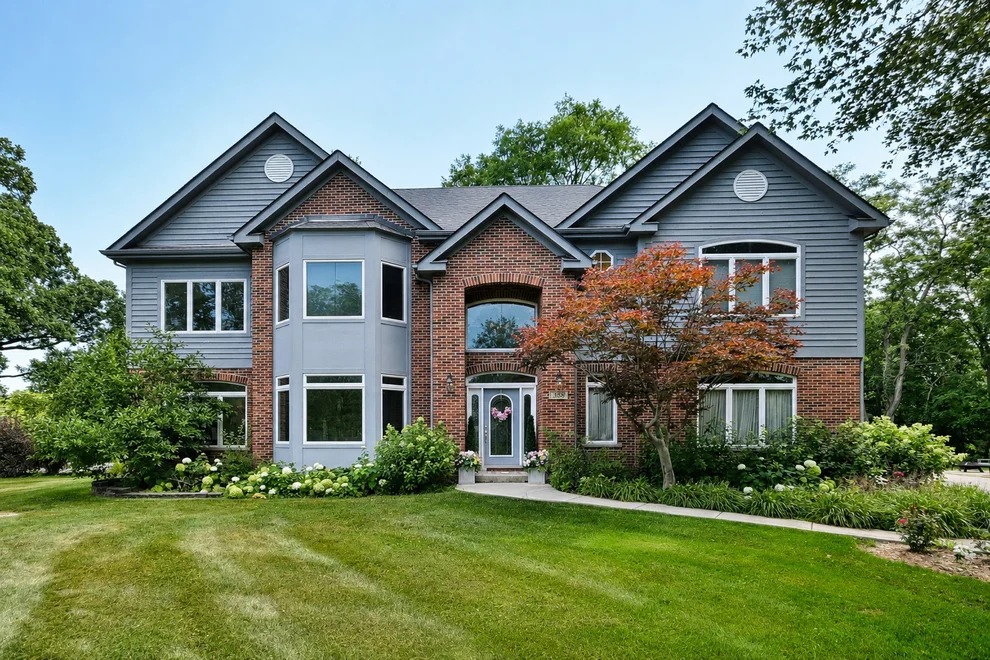 Unit for sale at 383 Country Oak Lane, Inverness, IL 60067