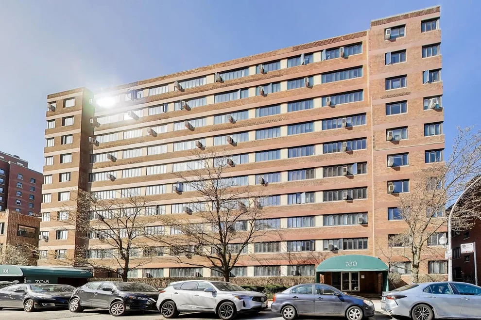 Unit for sale at 700 W Bittersweet Place, Chicago, IL 60613