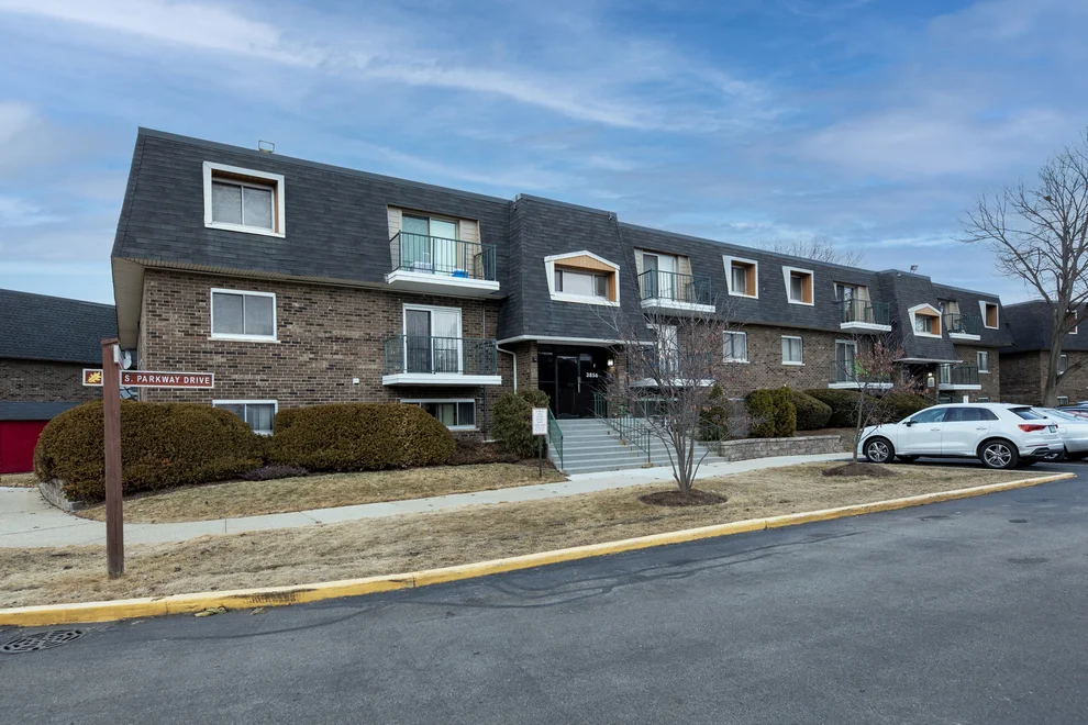 Unit for sale at 3856 S parkway Drive, Northbrook, IL 60062