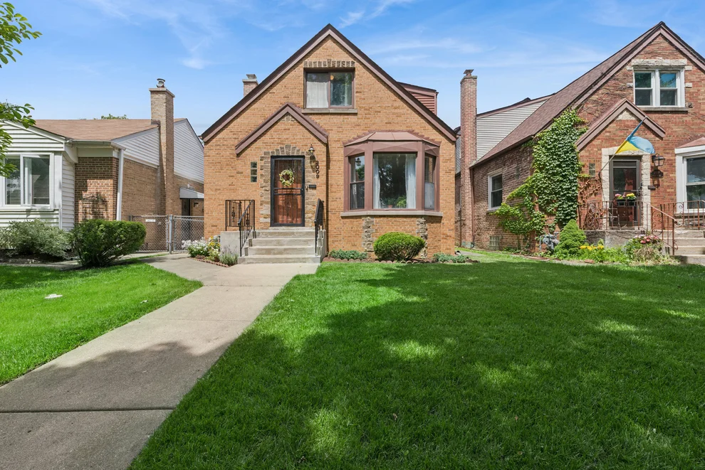 Unit for sale at 2009 Keeney Street, Evanston, IL 60202