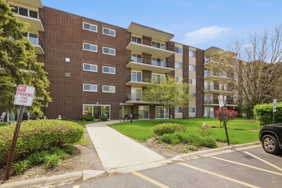 Unit for sale at 5300 Walnut Avenue, Downers Grove, IL 60515