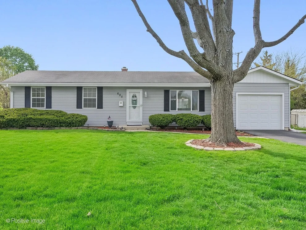 Unit for sale at 605 Commanche Court, Carol Stream, IL 60188