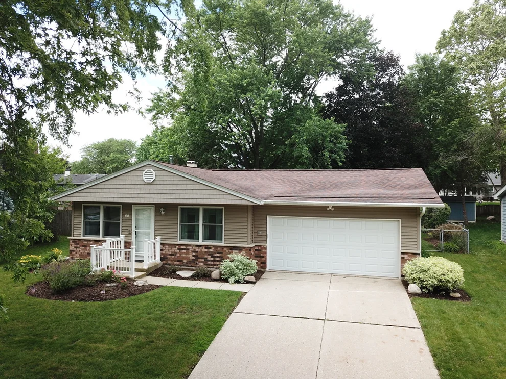 Unit for sale at 69 Devonshire Circle, Elgin, IL 60123