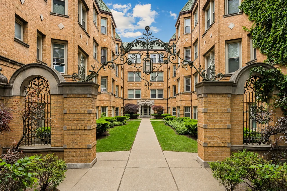 Unit for sale at 854 Washington Boulevard, Oak Park, IL 60302