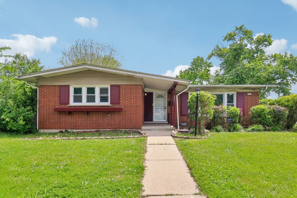 Unit for sale at 840 W Arquilla Drive, Glenwood, IL 60425