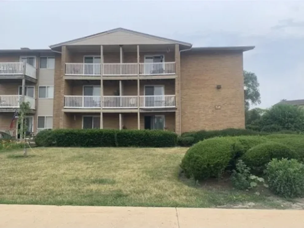 Unit for sale at 910 Beau Drive, Des Plaines, IL 60016
