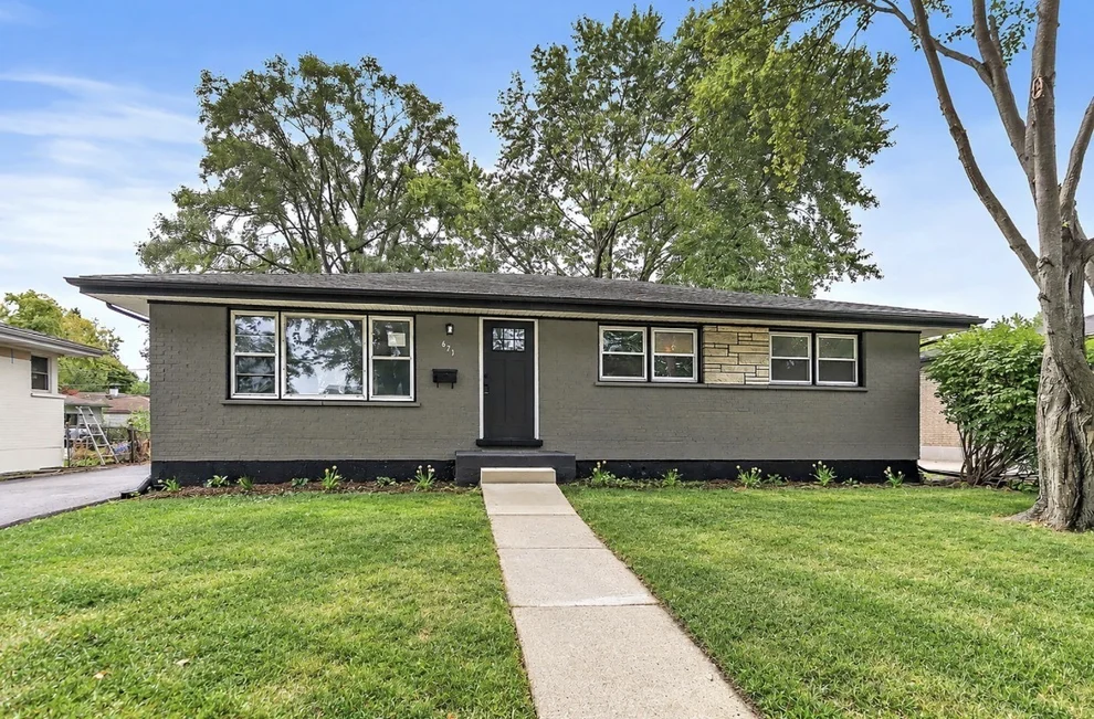 Unit for sale at 671 W Saint Aubin Drive, Addison, IL 60101