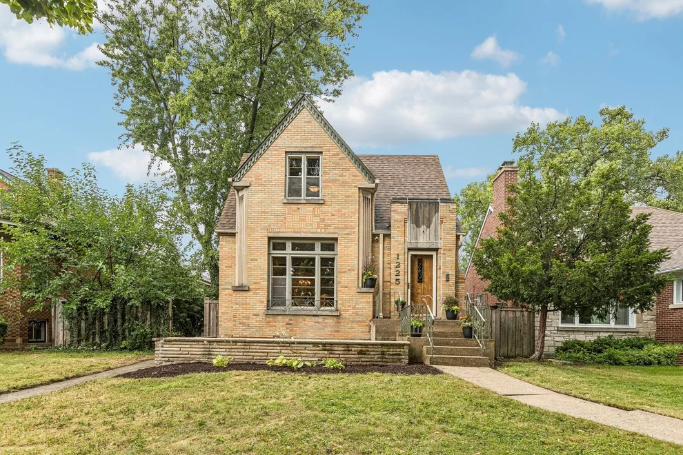 Unit for sale at 1225 N Grove Avenue, Oak Park, IL 60302