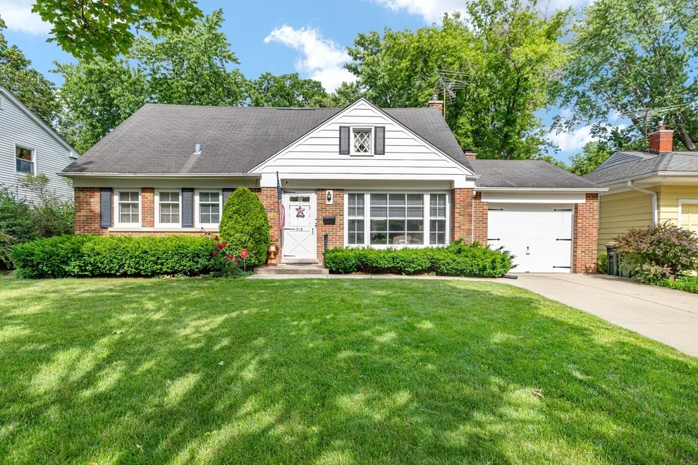 Unit for sale at 915 N Pine Avenue, Arlington Heights, IL 60004
