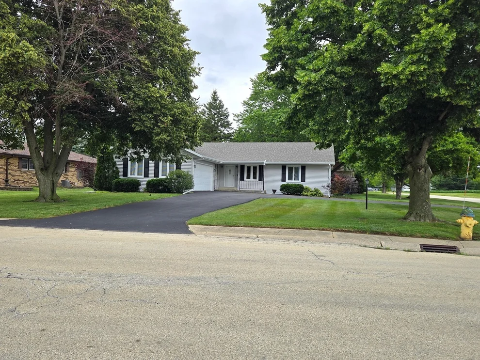 Unit for sale at 896 S Main Avenue, Kankakee, IL 60901