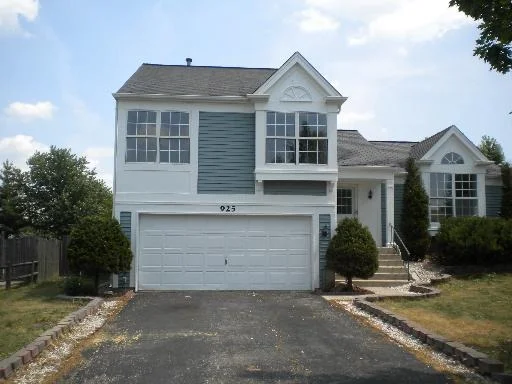 Unit for sale at 925 BALTUSROL Drive, ELGIN, IL 60123