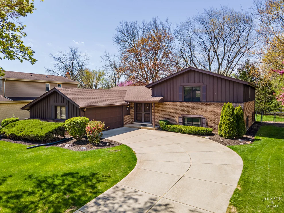 Unit for sale at 2806 N Dryden Place, Arlington Heights, IL 60004