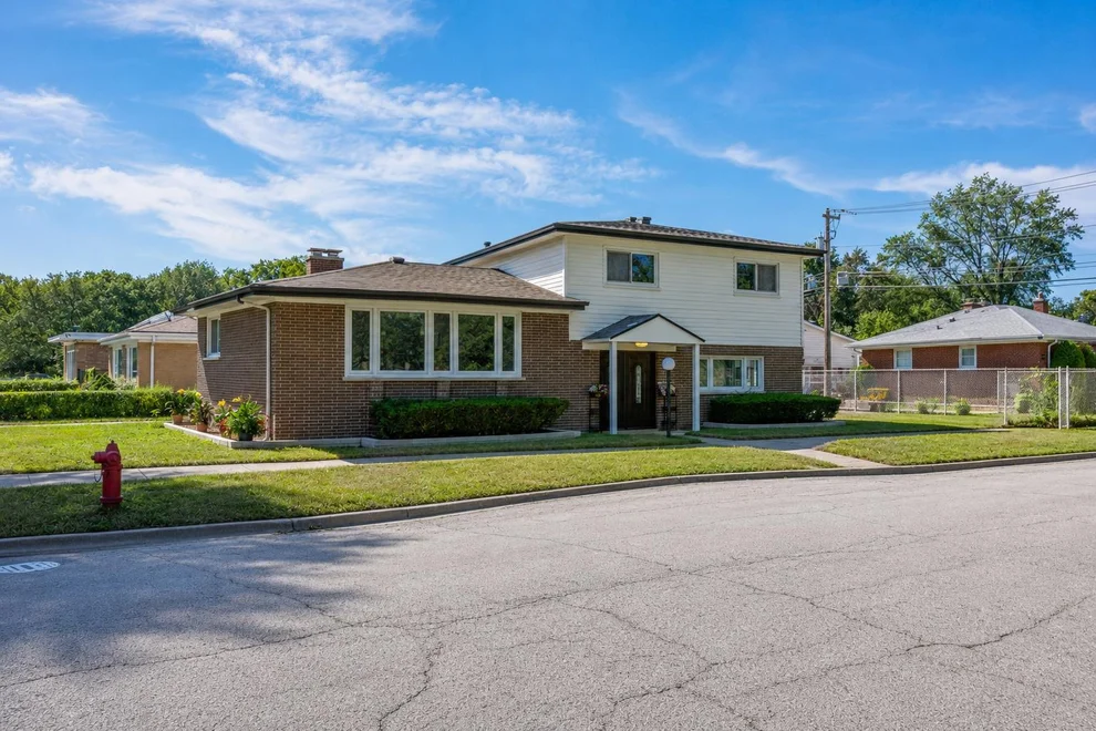 Unit for sale at 7600 Lowell Avenue, Skokie, IL 60076