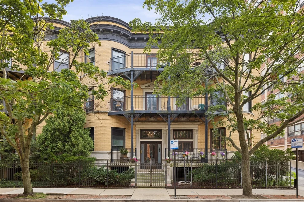 Unit for sale at 941 W Gunnison Street, Chicago, IL 60640