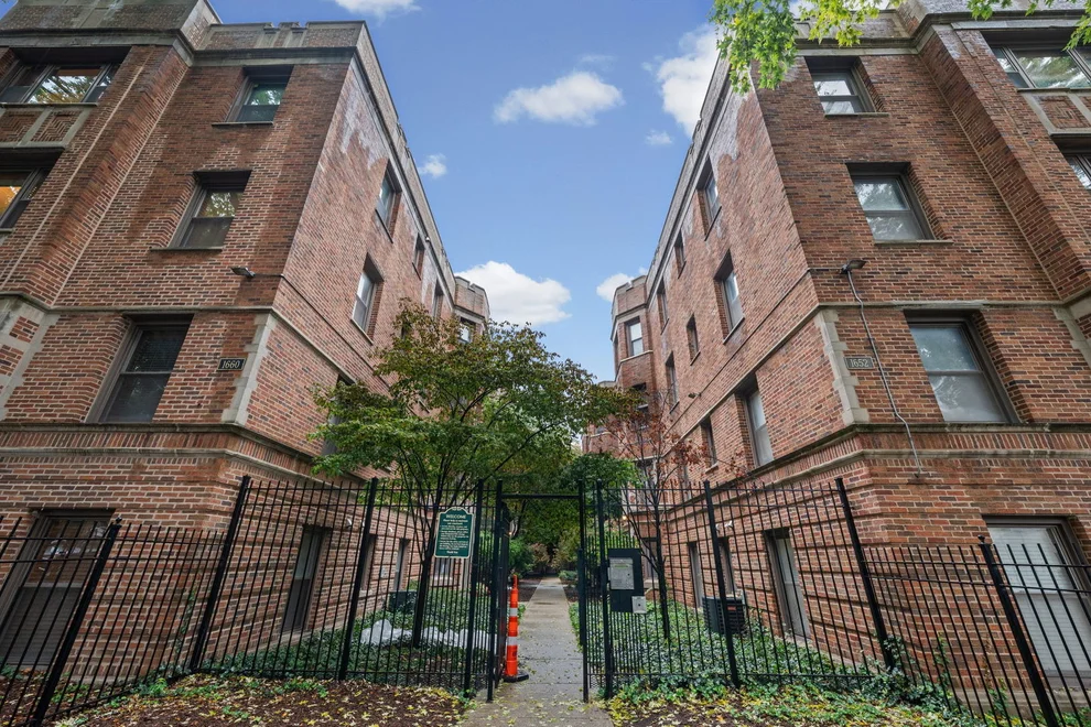 Unit for sale at 1654 W FARWELL Avenue, Chicago, IL 60626