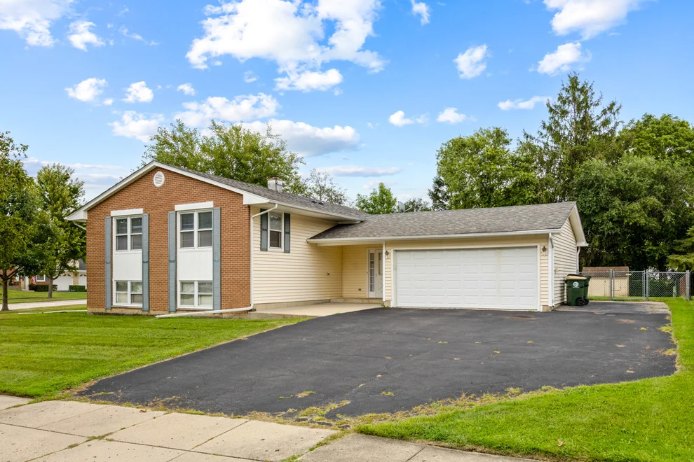 Unit for sale at 1381 Volkamer Trail, Elk Grove Village, IL 60007