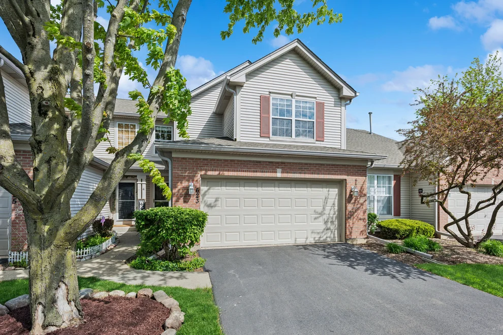Unit for sale at 623 Littleton Trail, Elgin, IL 60120