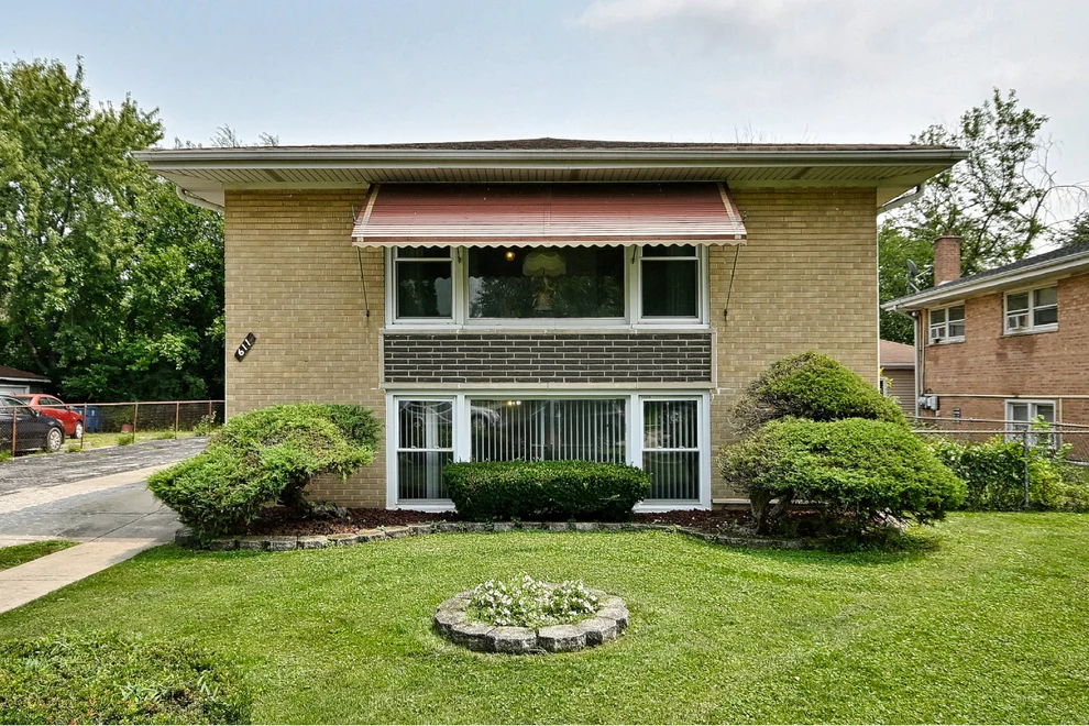 Unit for sale at 611 N Lincoln Avenue, Addison, IL 60101