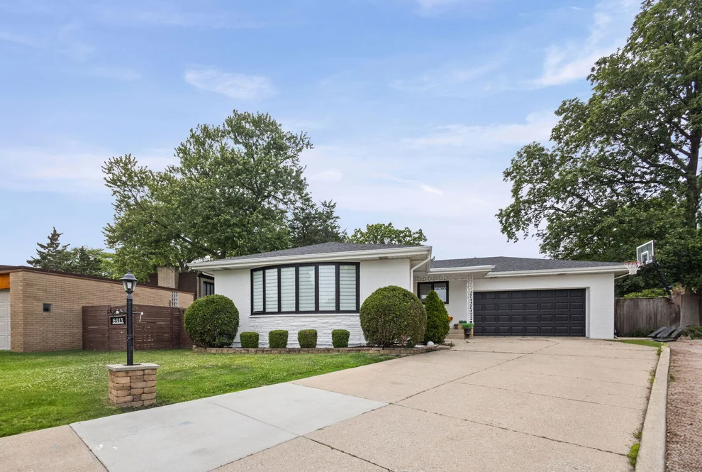 Unit for sale at 6913 N Concord Lane, Niles, IL 60714