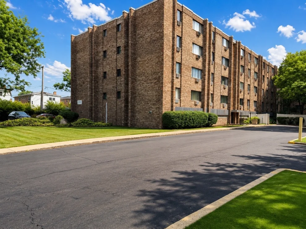 Unit for sale at 5306 N Cumberland Avenue, Chicago, IL 60656