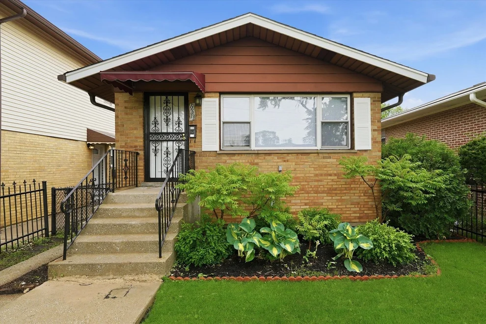 Unit for sale at 11613 S Loomis Street, Chicago, IL 60643