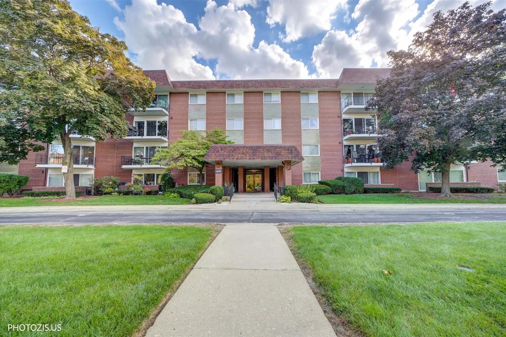 Unit for sale at 1025 S FERNANDEZ Avenue, Arlington Heights, IL 60005