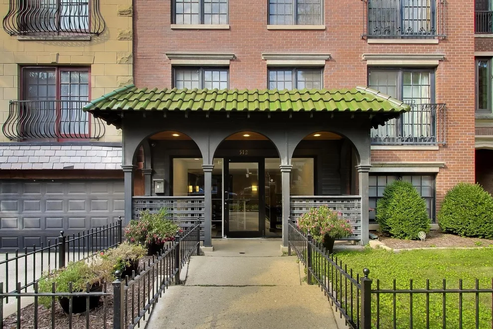 Unit for sale at 512 W Barry Avenue, Chicago, IL 60657