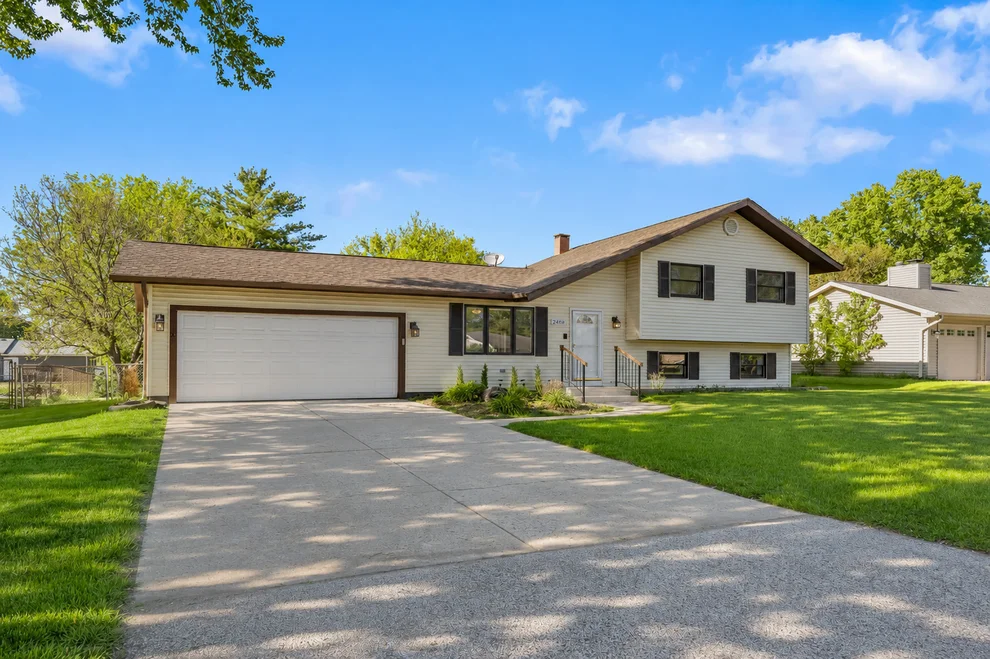 Unit for sale at 2408 W Fairview Lane, McHenry, IL 60051