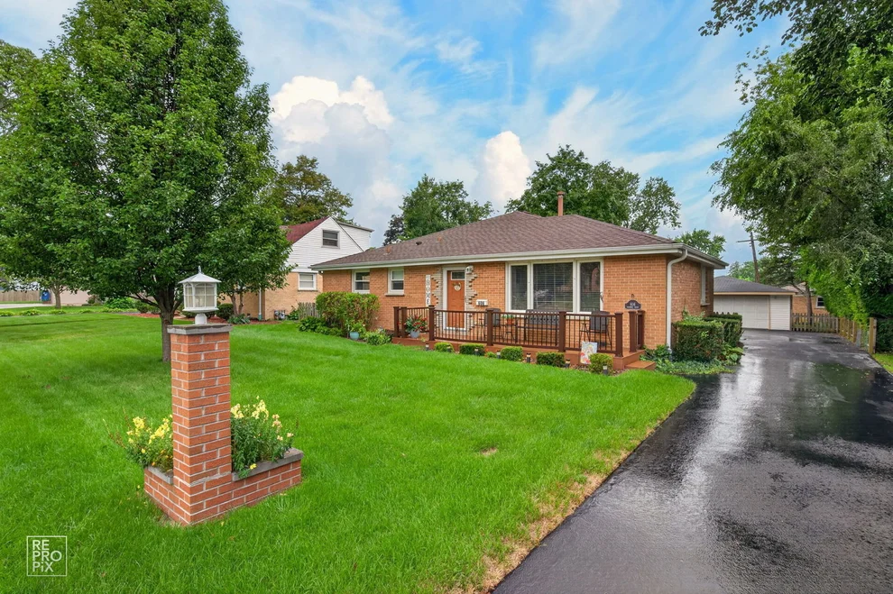 Unit for sale at 606 Banbury Court, Roselle, IL 60172