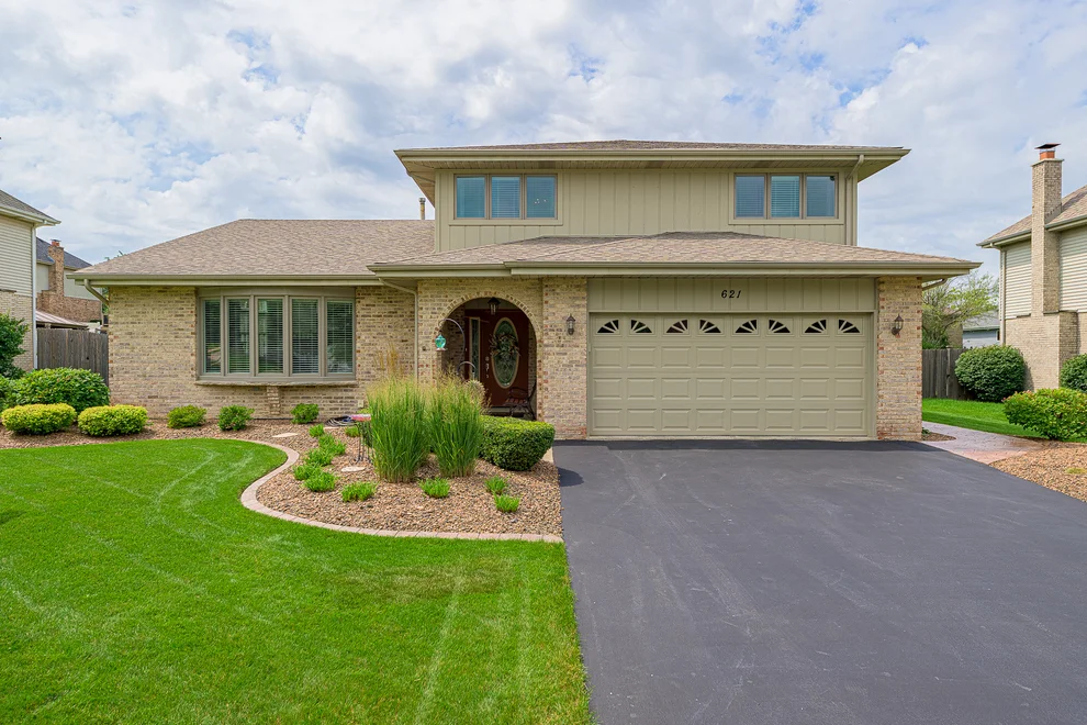 Unit for sale at 621 Vanderbilt Drive, New Lenox, IL 60451