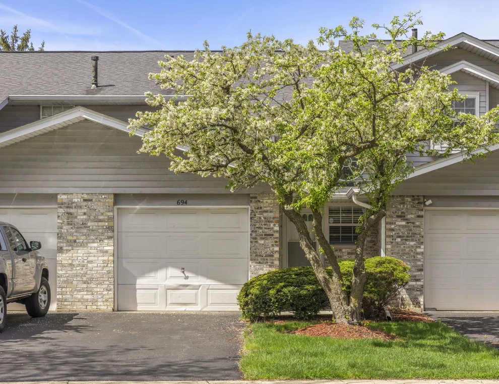 Unit for sale at 694 N Tamarac Boulevard, Addison, IL 60101
