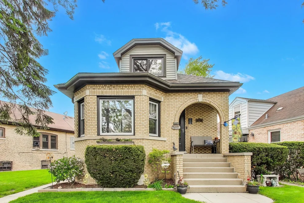 Unit for sale at 6732 W Rascher Avenue, Chicago, IL 60656