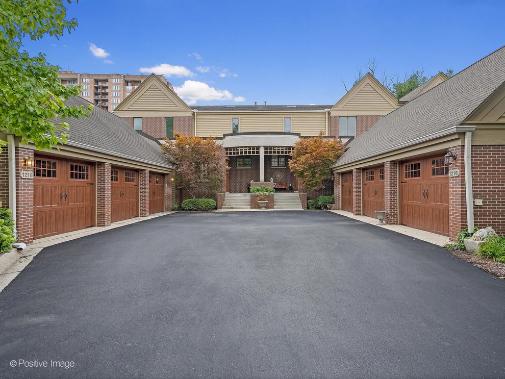 Unit for sale at 1218 Hawthorne Court, Hinsdale, IL 60521