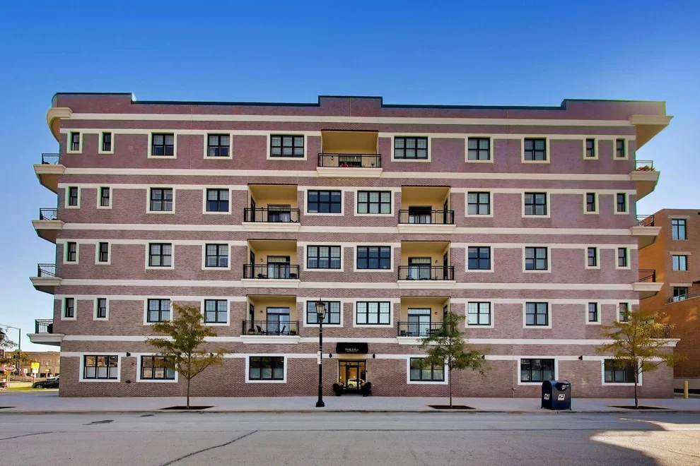 Unit for sale at 105 S Cottage Hill Avenue, Elmhurst, IL 60126