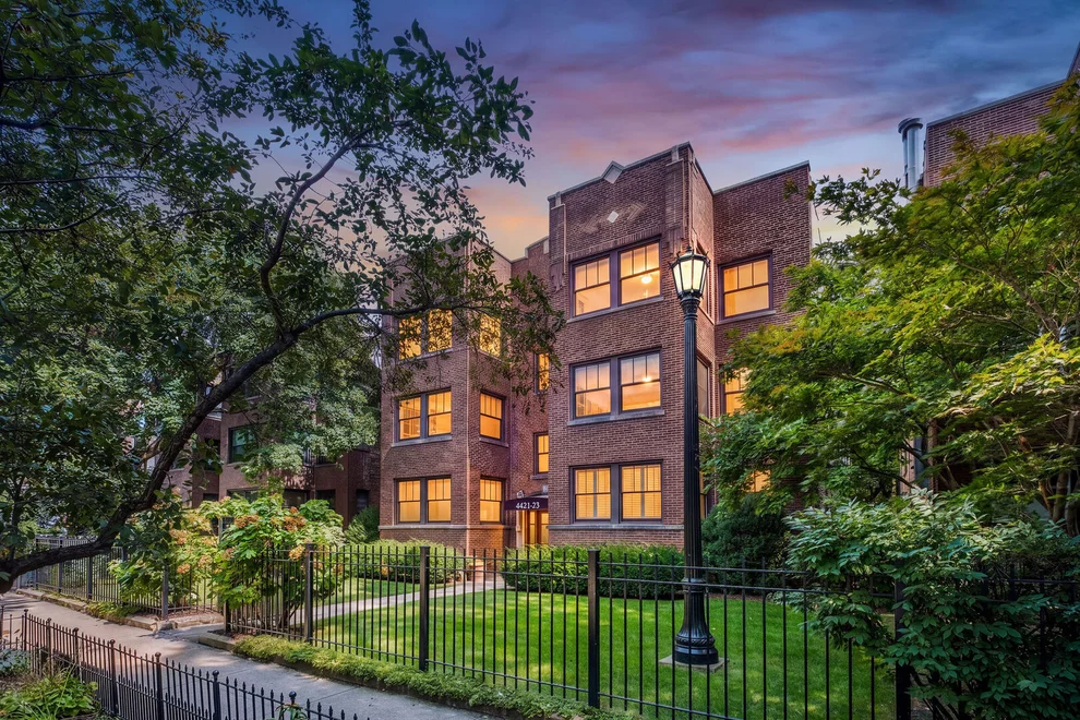 Unit for sale at 4421 N BEACON Street, Chicago, IL 60640