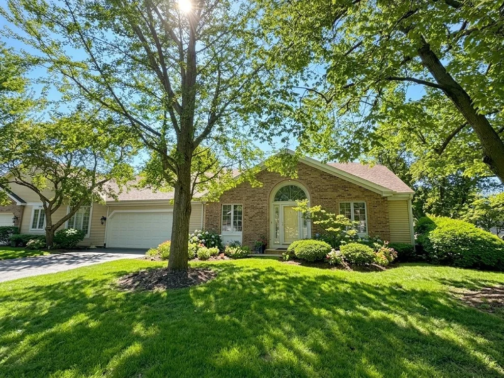 Unit for sale at 281 Governors Lane, Elgin, IL 60123