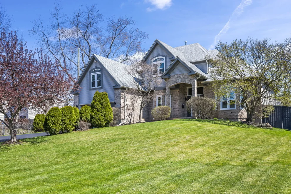 Unit for sale at 155 Lilac Lane, Wheeling, IL 60090