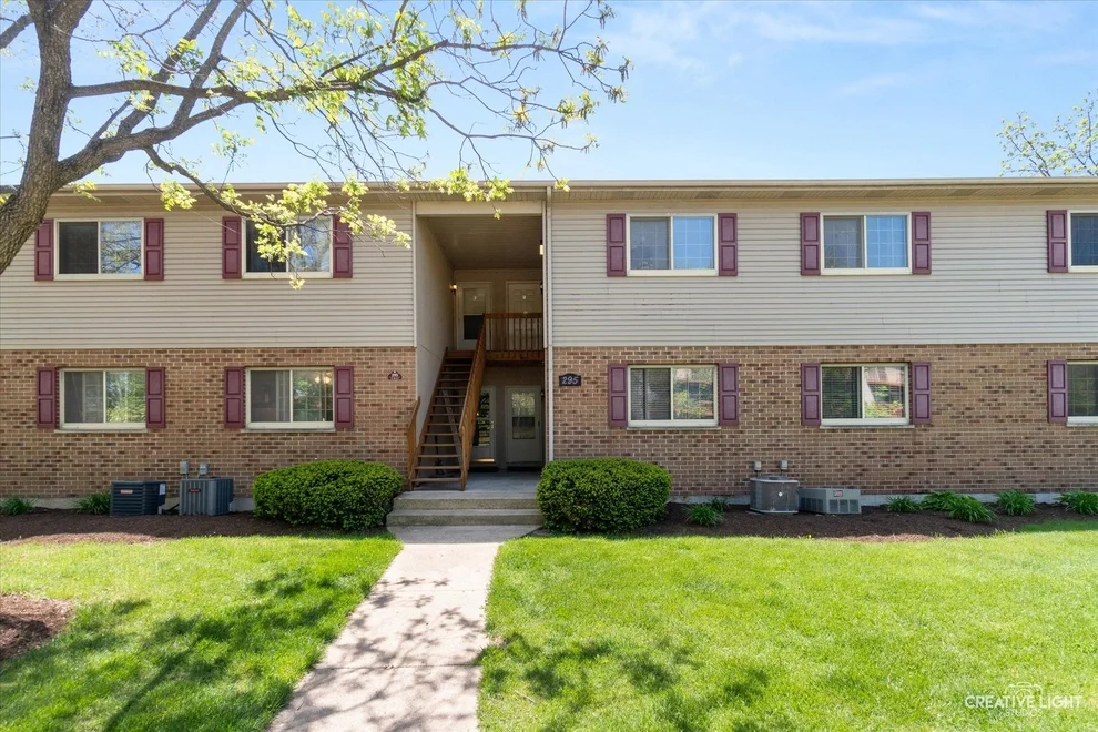 Unit for sale at 295 Woodridge Circle, South Elgin, IL 60177