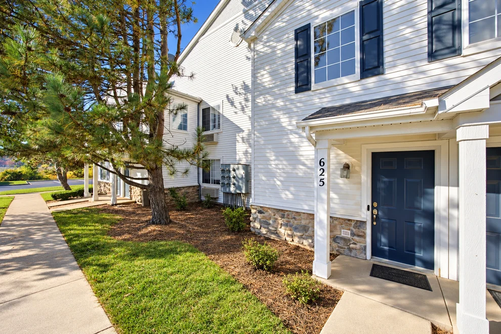 Unit for sale at 625 Silverstone Drive, Carpentersville, IL 60110