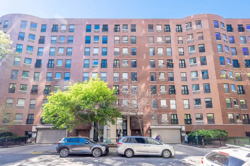 Unit for sale at 711 W Gordon Terrace, Chicago, IL 60613