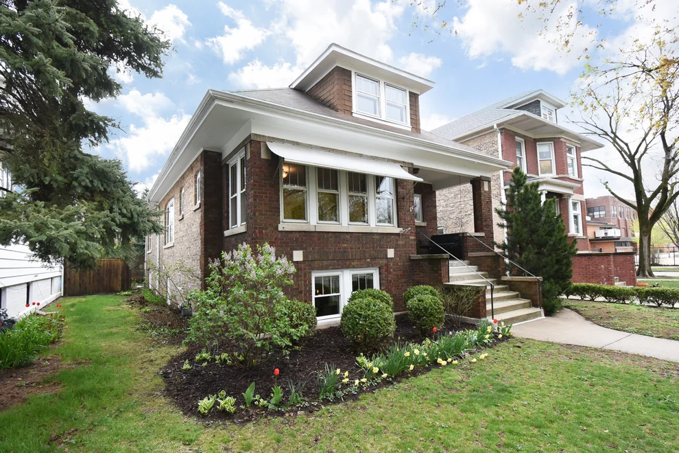 Unit for sale at 1042 S Kenilworth Avenue, Oak Park, IL 60304