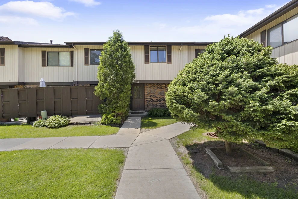 Unit for sale at 7345 Winthrop Way, Downers Grove, IL 60516