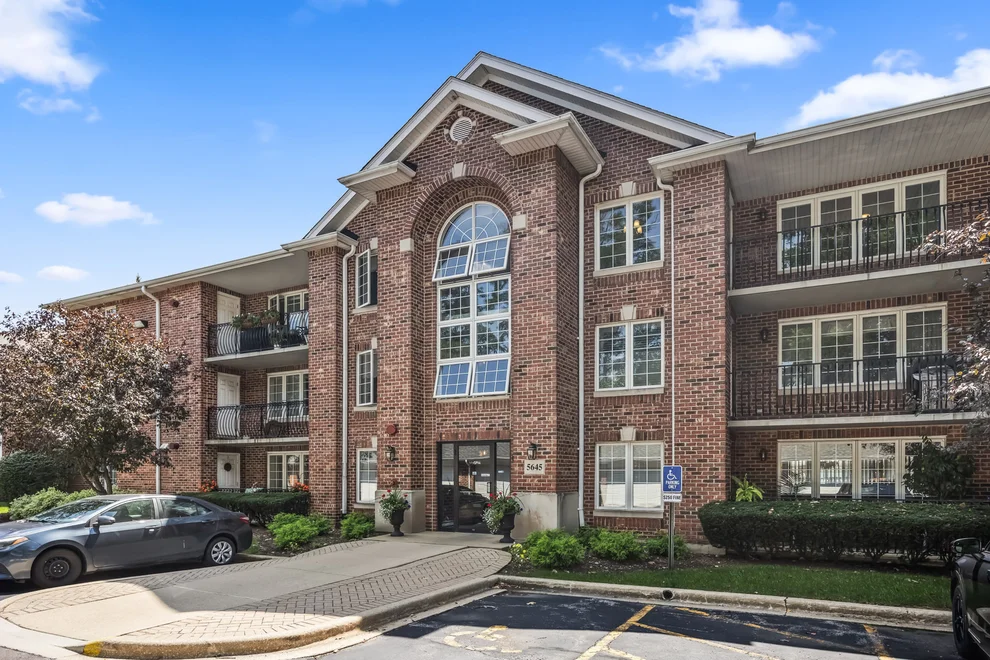 Unit for sale at 5645 S Cass Avenue, Westmont, IL 60559