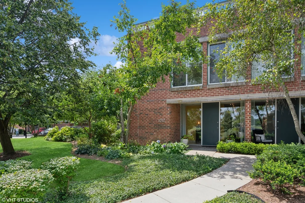 Unit for sale at 1010 Arbor Lane, Northfield, IL 60093