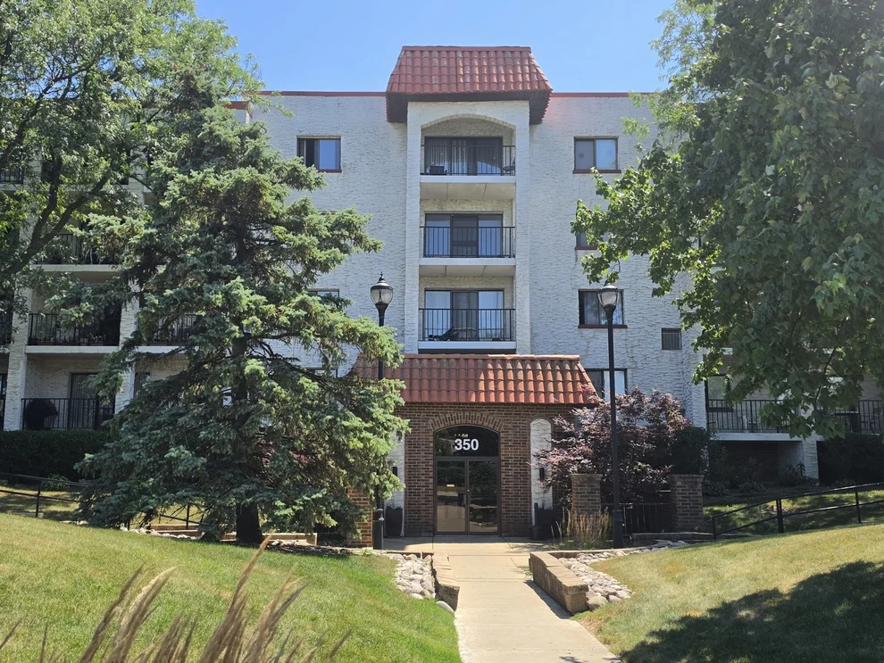Unit for sale at 350 Plum Creek Drive, Wheeling, IL 60090