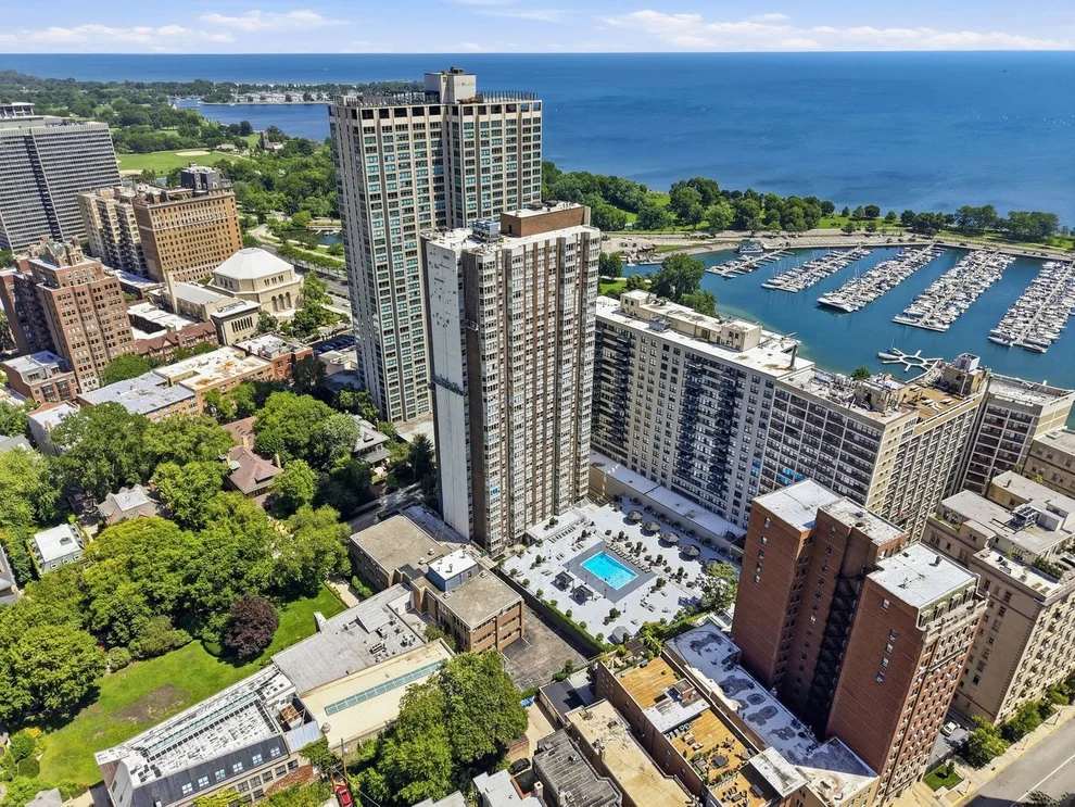 Unit for sale at 525 W Hawthorne Place, Chicago, IL 60657