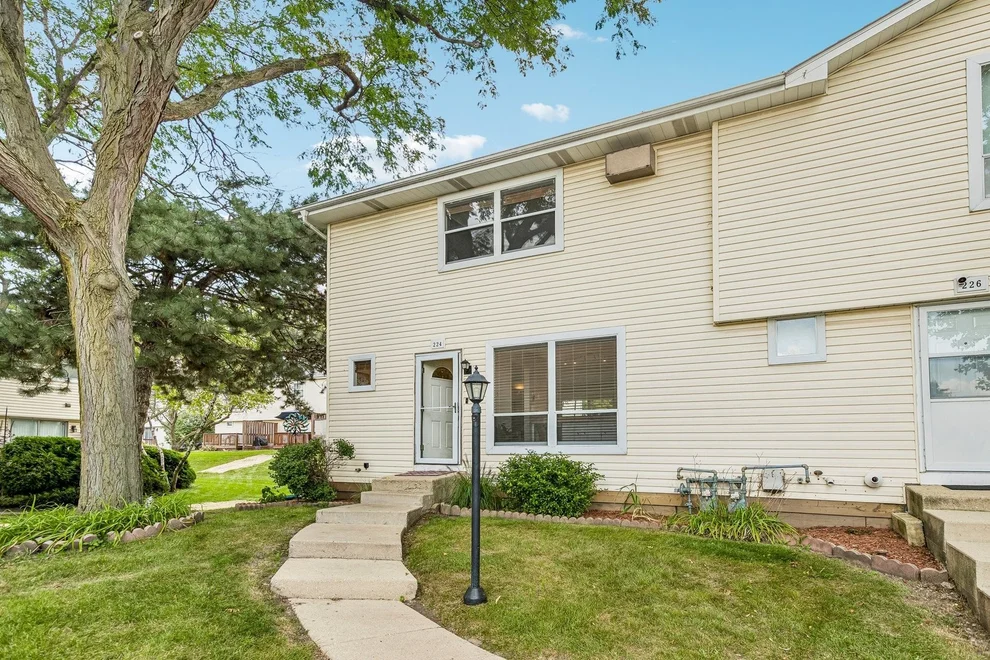 Unit for sale at 224 Raintree Court, Aurora, IL 60504